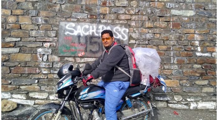 Sach Pass: 100 CC की बाइक से साच पास पहुंच गया ये शख्स, देखिए Photos