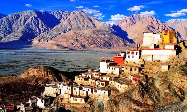 लेह में क्या कुछ है खास? एक नजर में पढ़ डालें