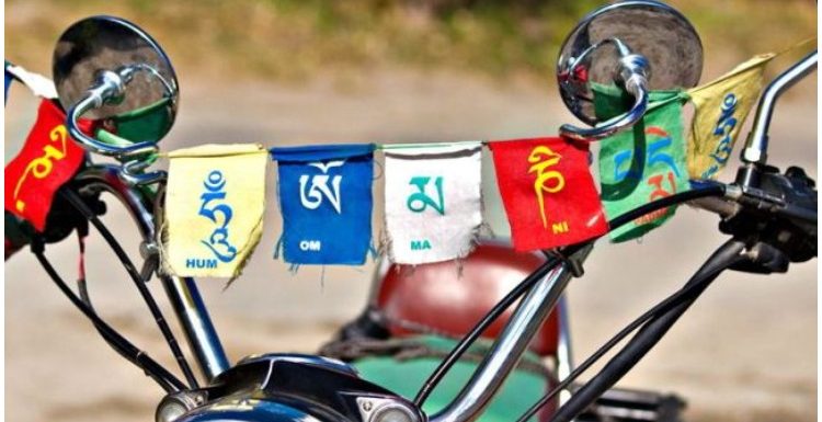 बौद्ध ध्वजः सिर्फ बाइक पर ही लगाते हैं या इनका महत्व भी पता है?